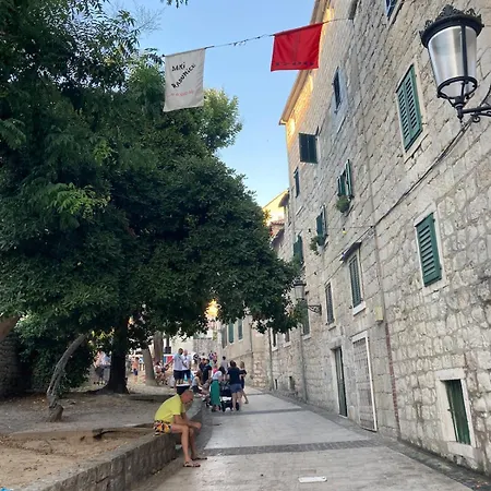 Mezo Near Diocletian Palace سبليت
