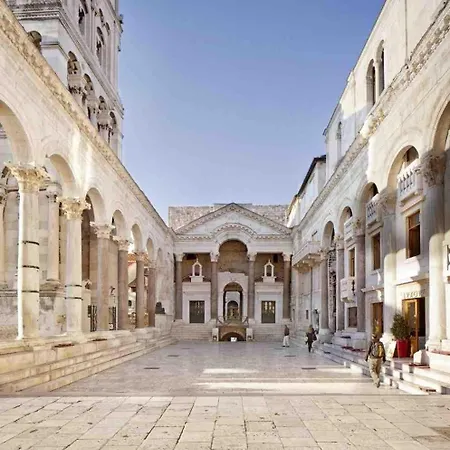 Mezo Near Diocletian Palace شقة سبليت